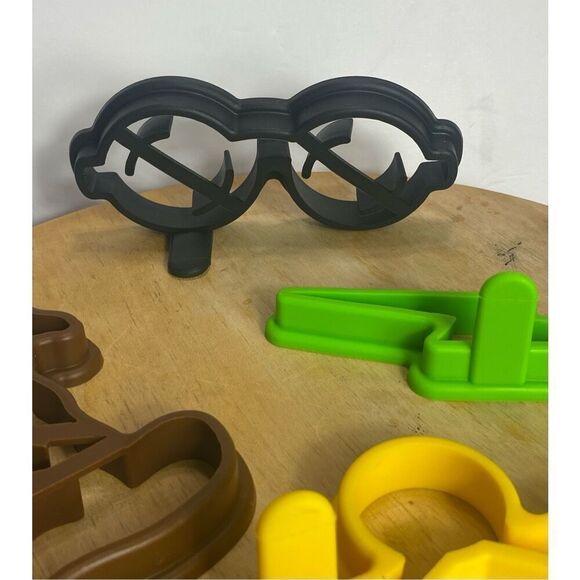 Williams Sonoma Set Of 4 Multicolor Wizarding World Harry Potter Pancake Molds - Picture 3 of 6